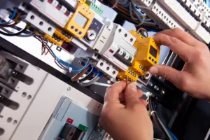 Fachowiec pracujący przy instalacji elektrycznej