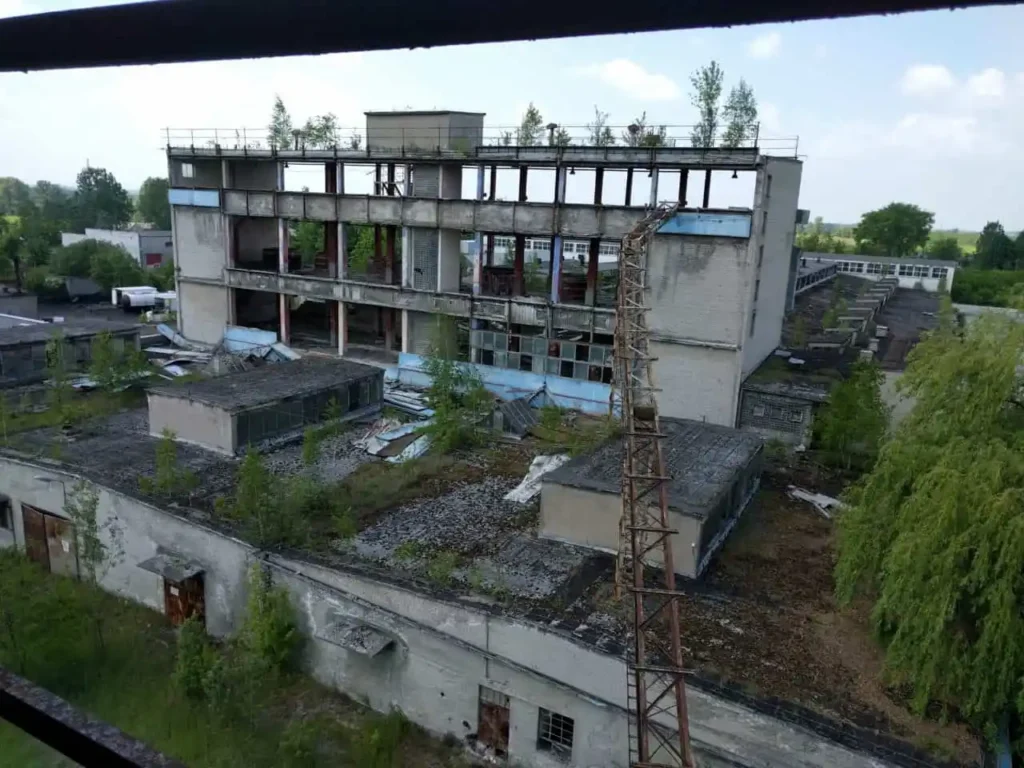 Opuszczone budynki porastające zielenią