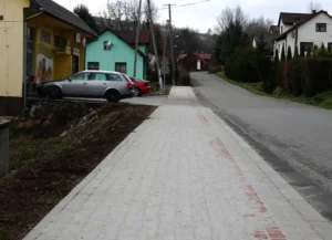 Chodnik przy drodze asfaltowej prowadzącej przez miasteczko