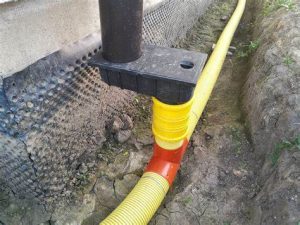 Widoczne przewody kanalizacji deszczowej podłączonej do rynny