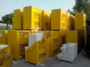 Plac wypełniony zapakowanymi paletami z betonem komórkowym
