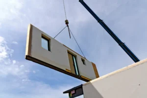Podwieszony element prefabrykowany na dźwigu budowlanym