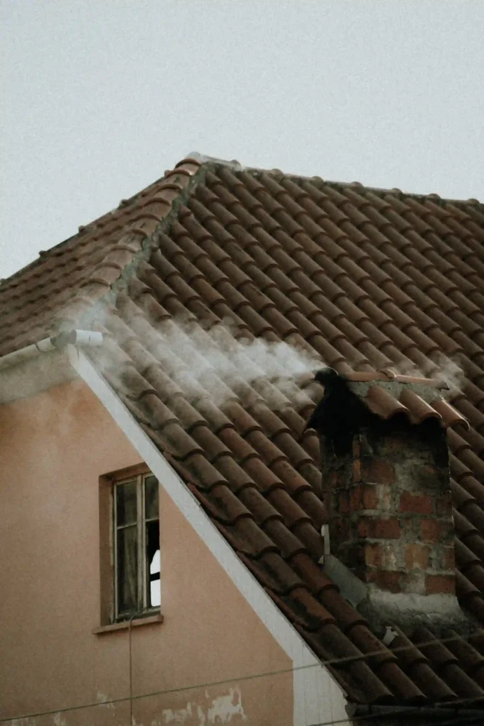 Dach z dymiącym się kominem