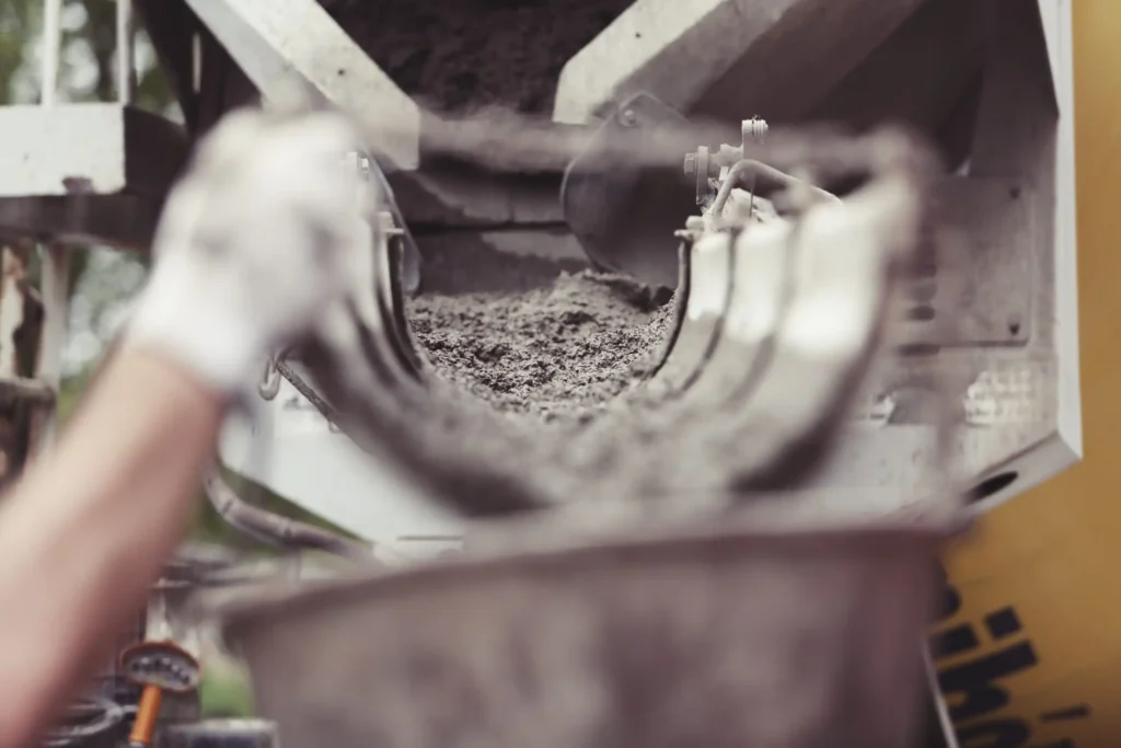 Wylatujący cement z maszyny