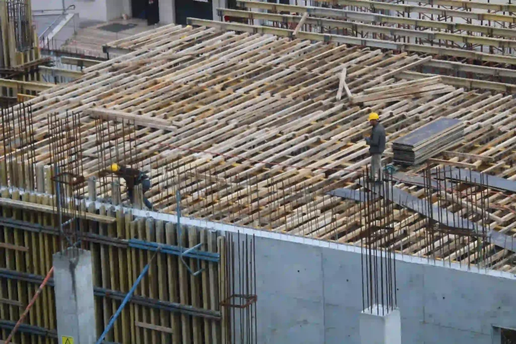 Deskowanie przy monolitycznych betonowych konstrukcjach