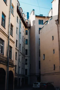 Montaż rynien na budynku
