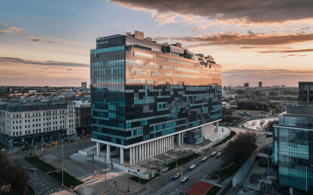 Zdjęcie nowoczesnego centrum biurowego w Warszawie oddane do użytku przed terminem.