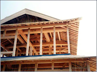 Błędy w stężeniach połaciowych i w eksploatacji drewnianych konstrukcji z kolczastymi płytkami