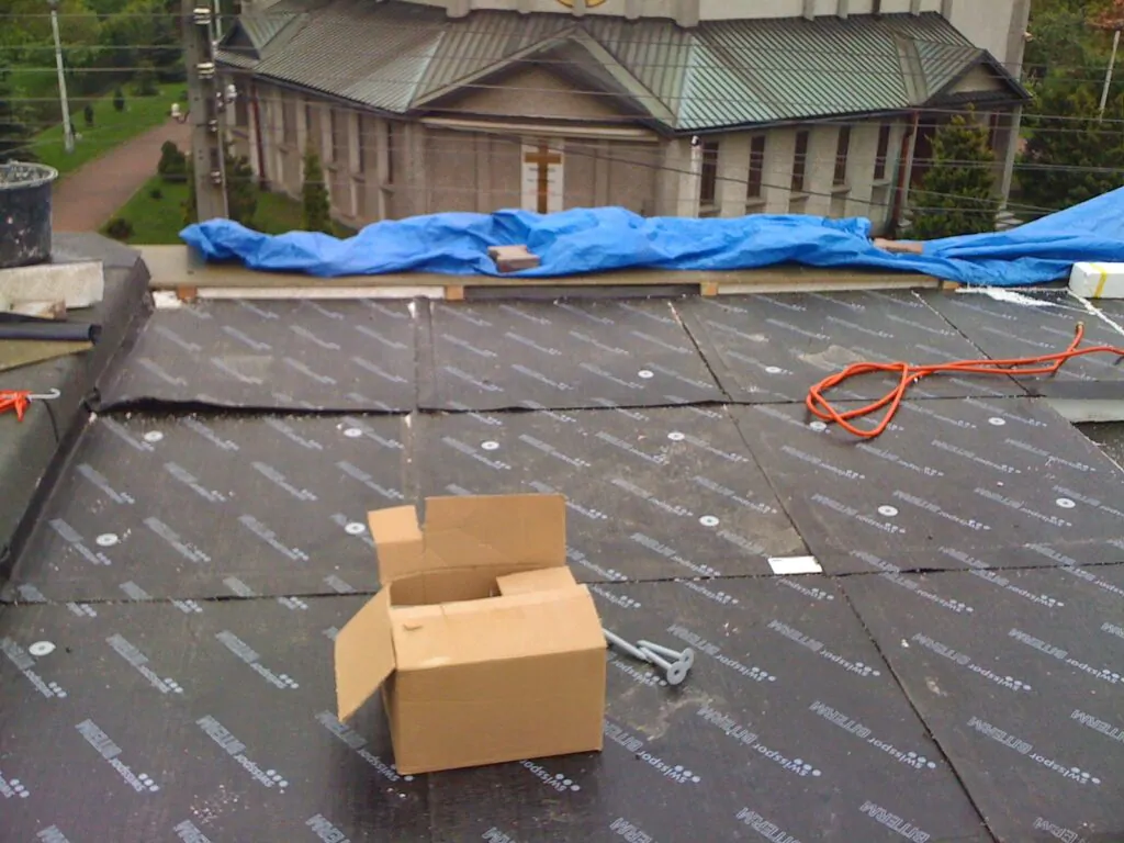 Naprawa dachu z papy
