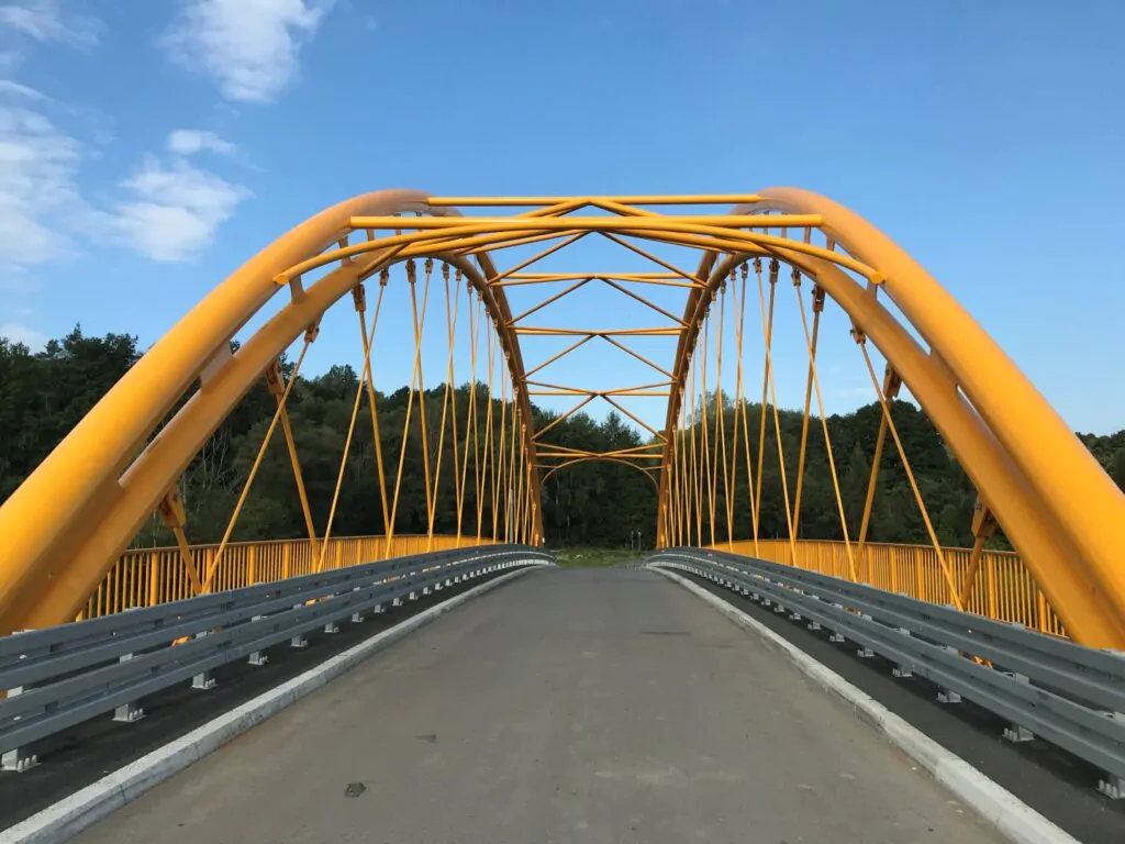 Mosty o pomostach opartych na łukach