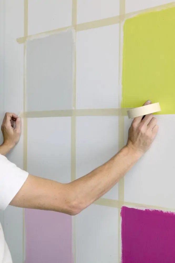 Malowanie ściany kolorowej na biało