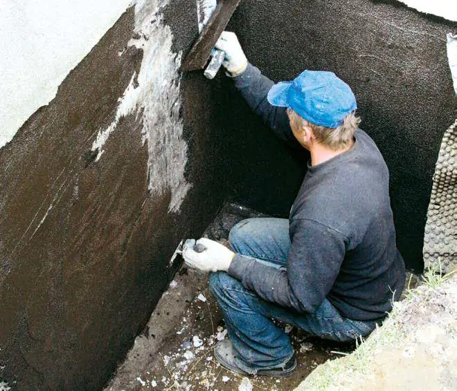 Izolowanie fundamentów i podziemnych ścian poliuretanową pianą