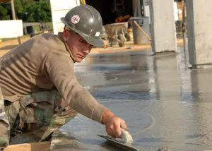 Proces polewania betonu