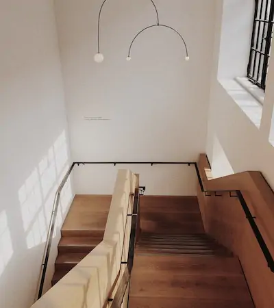 Połączenie różnych stropów ze schodami