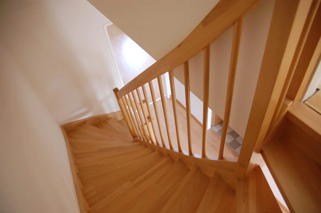 Cechy schodów drewnianych